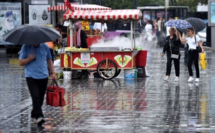 İstanbul'da gündüz geceye döndü 