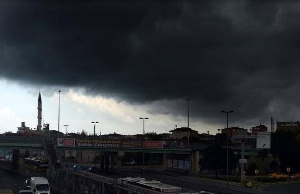 İstanbul'da gündüz geceye döndü 