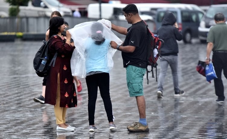 İstanbul'da gündüz geceye döndü 