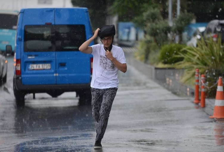 İstanbul'da gündüz geceye döndü 