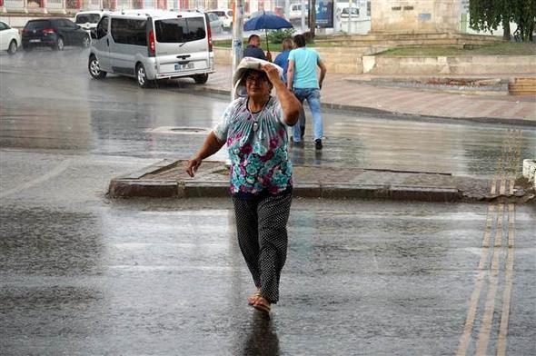 İstanbul'u sağanak vurdu! Araçlar suya gömüldü