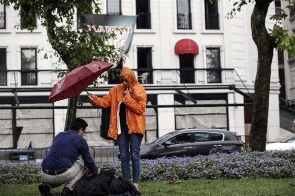 İstanbul'u sağanak vurdu! Araçlar suya gömüldü