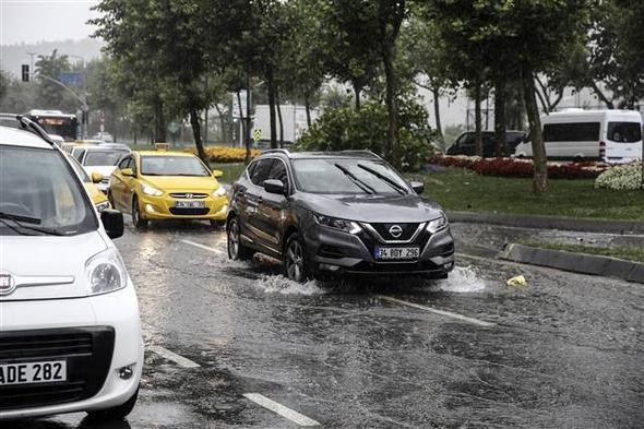 İstanbul'u sağanak vurdu! Araçlar suya gömüldü