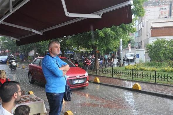 İstanbul'u sağanak vurdu! Araçlar suya gömüldü