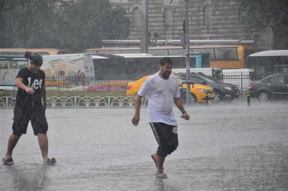 İstanbul'u sağanak vurdu! Araçlar suya gömüldü