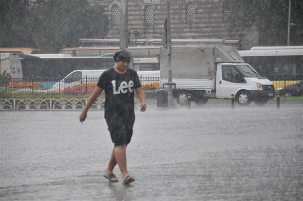 İstanbul'u sağanak vurdu! Araçlar suya gömüldü