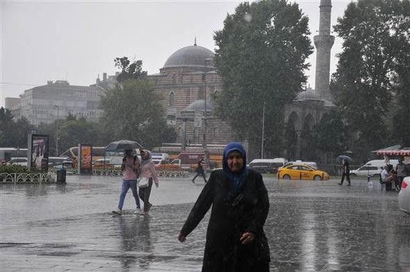 İstanbul'u sağanak vurdu! Araçlar suya gömüldü