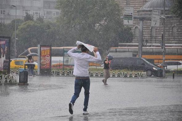 İstanbul'u sağanak vurdu! Araçlar suya gömüldü