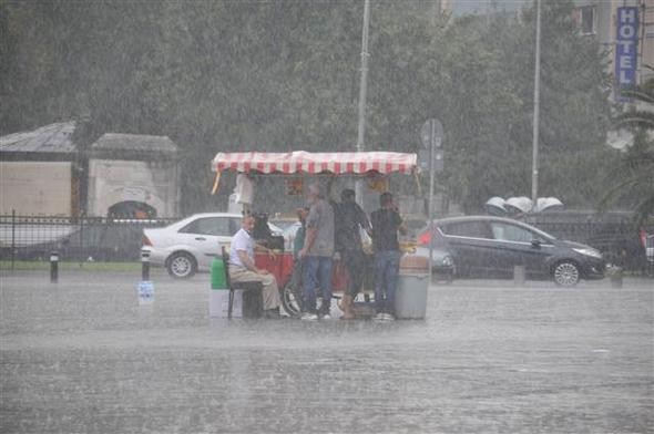 İstanbul'u sağanak vurdu! Araçlar suya gömüldü