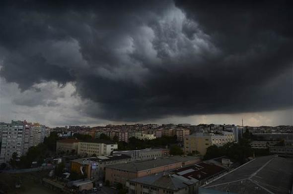 İstanbul'u sağanak vurdu! Araçlar suya gömüldü