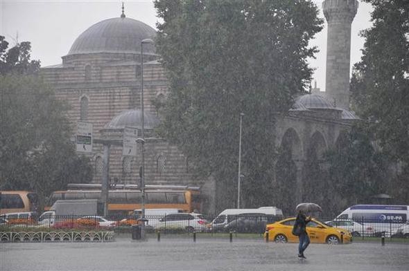 İstanbul'u sağanak vurdu! Araçlar suya gömüldü