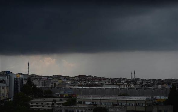 İstanbul'u sağanak vurdu! Araçlar suya gömüldü