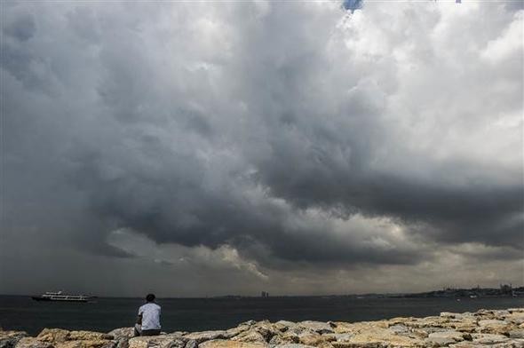 İstanbul'u sağanak vurdu! Araçlar suya gömüldü