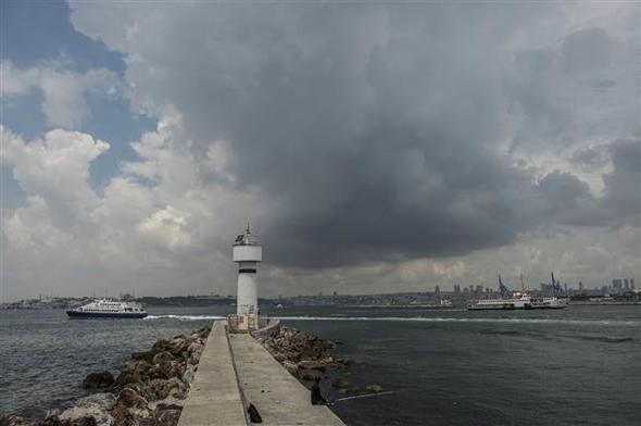 İstanbul'u sağanak vurdu! Araçlar suya gömüldü