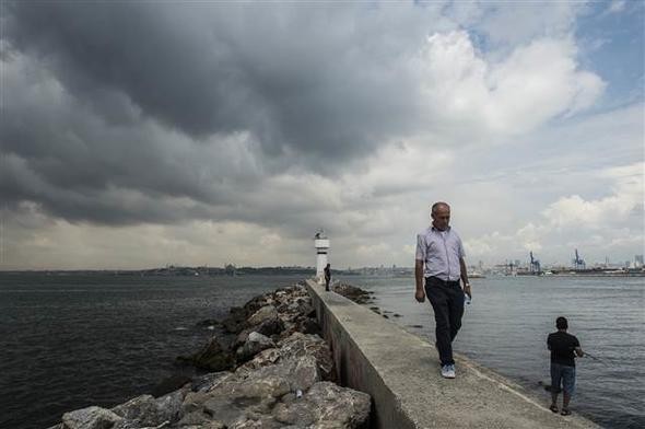 İstanbul'u sağanak vurdu! Araçlar suya gömüldü