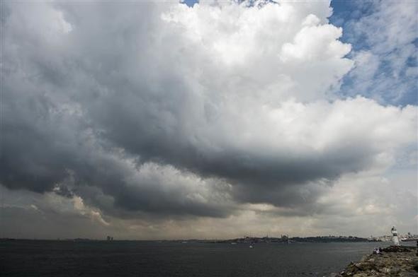 İstanbul'u sağanak vurdu! Araçlar suya gömüldü