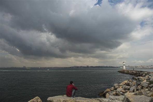 İstanbul'u sağanak vurdu! Araçlar suya gömüldü