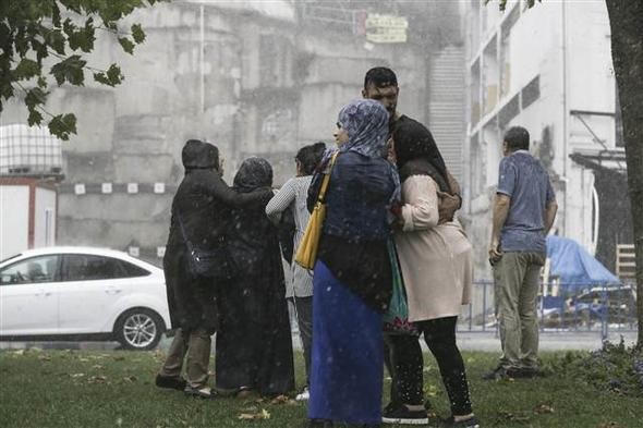 İstanbul'u sağanak vurdu! Araçlar suya gömüldü