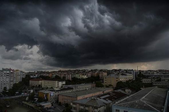 İstanbul'u sağanak vurdu! Araçlar suya gömüldü