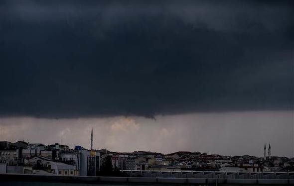 İstanbul'u sağanak vurdu! Araçlar suya gömüldü