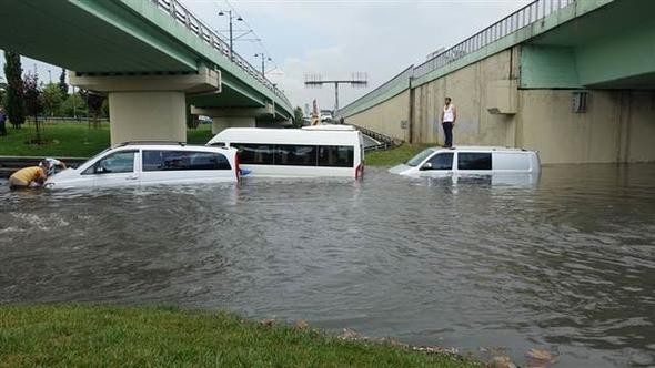 İstanbul'u sağanak vurdu! Araçlar suya gömüldü