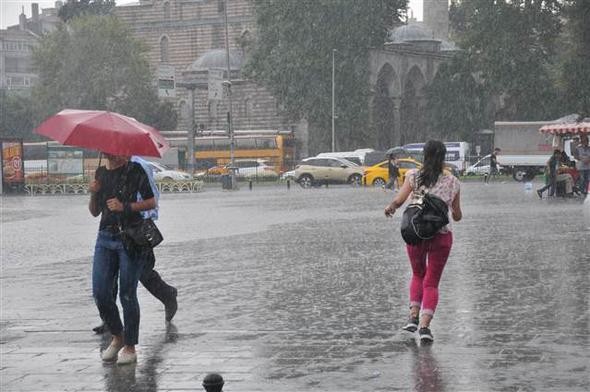 İstanbul'u sağanak vurdu! Araçlar suya gömüldü