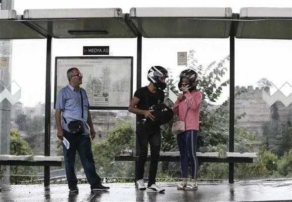 İstanbul'u sağanak vurdu! Araçlar suya gömüldü