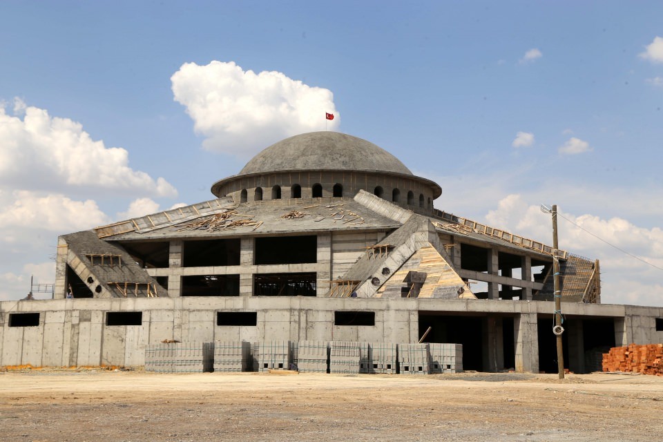 Uçurumdaki mescit ziyaretçilerini büyülüyor