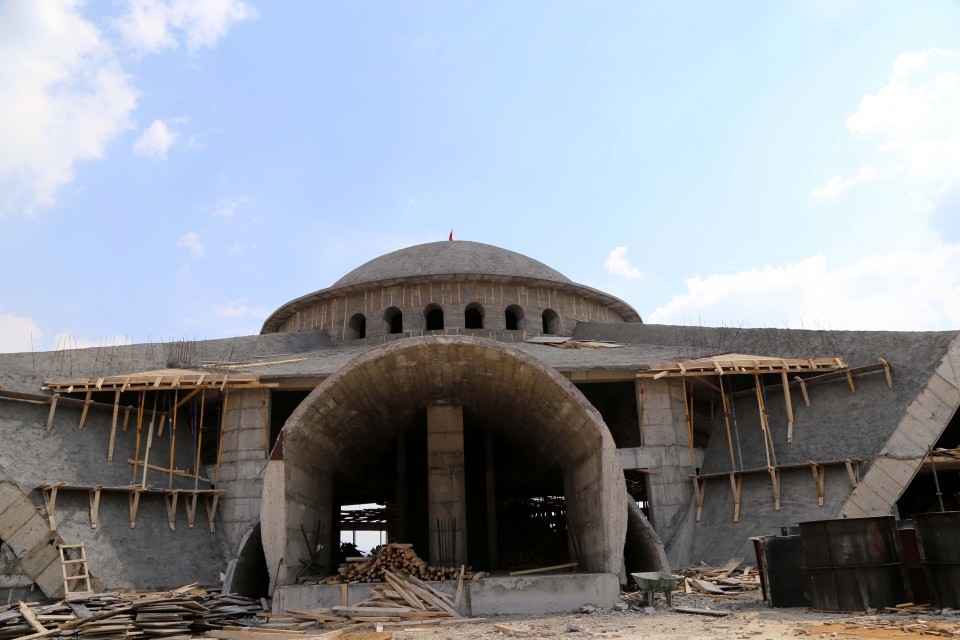 Uçurumdaki mescit ziyaretçilerini büyülüyor