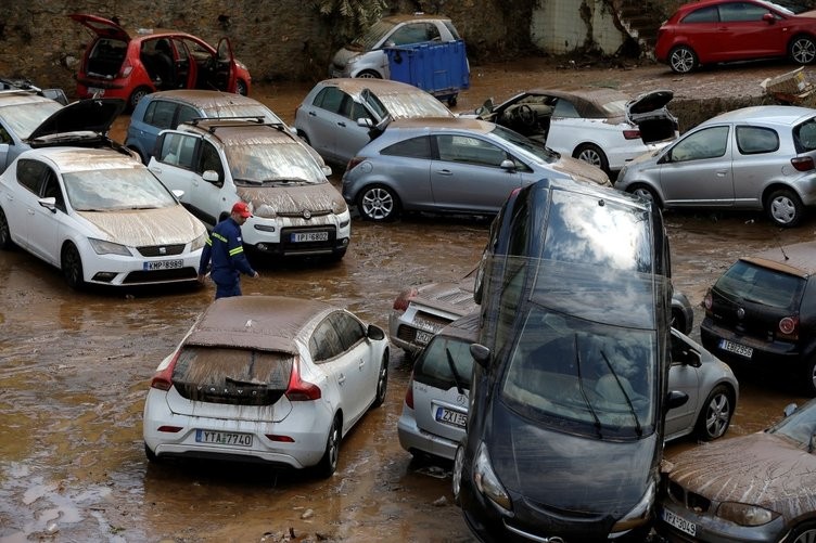 Yunanistan şimdi de sel ile boğuşuyor