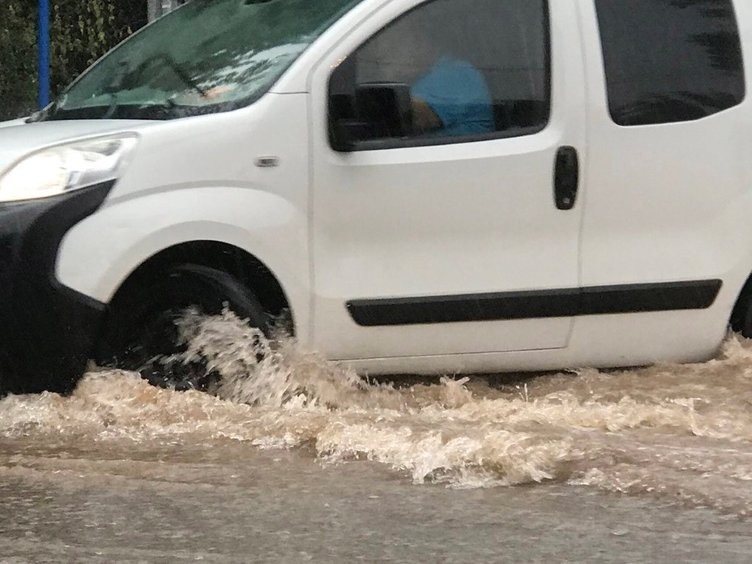 Yunanistan şimdi de sel ile boğuşuyor