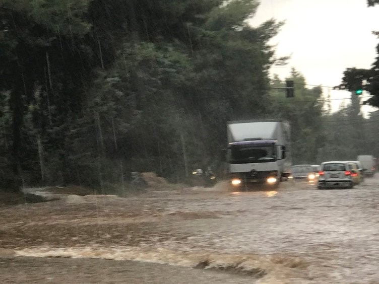 Yunanistan şimdi de sel ile boğuşuyor