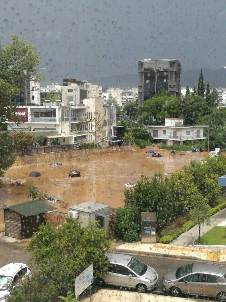 Yunanistan şimdi de sel ile boğuşuyor