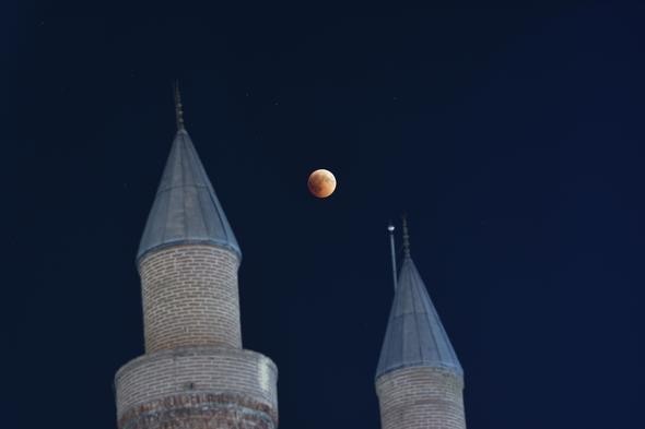 21. yüzyılın en uzun kanlı ay tutulmasından renkli kareler