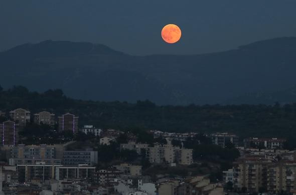 21. yüzyılın en uzun kanlı ay tutulmasından renkli kareler