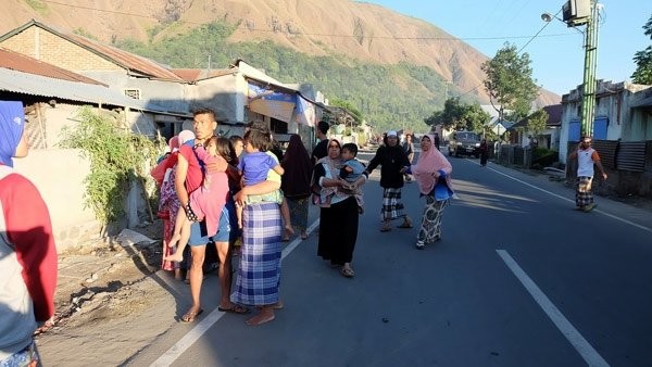 Yüzlerce turist kapana kısıldı!