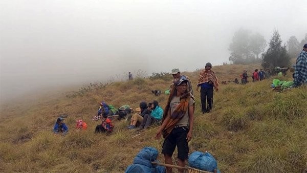 Yüzlerce turist kapana kısıldı!