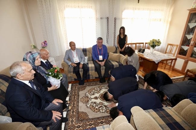 Festival için geldiler onu görünce böyle saygı gösterdiler