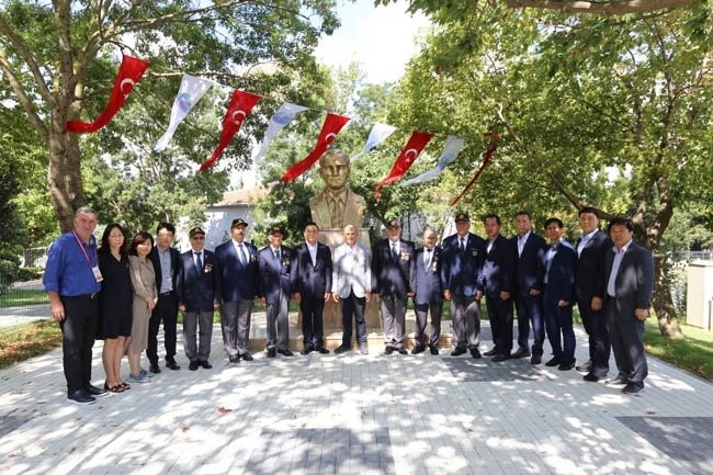 Festival için geldiler onu görünce böyle saygı gösterdiler