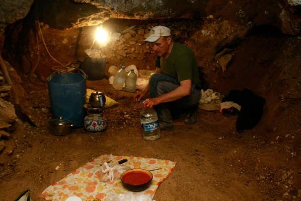 Beyaz altına ulaşmak için iğneyle kuyu kazıyorlar!