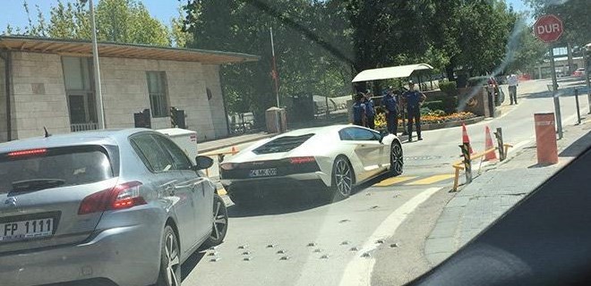 Kenan Sofuoğlu Meclise Lamborghini ile gitti