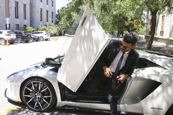 Kenan Sofuoğlu Meclise Lamborghini ile gitti