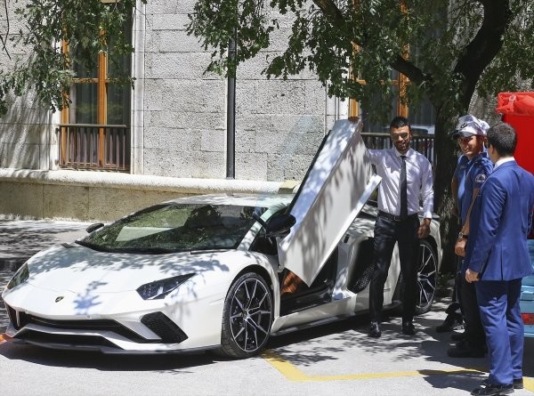 Kenan Sofuoğlu Meclise Lamborghini ile gitti