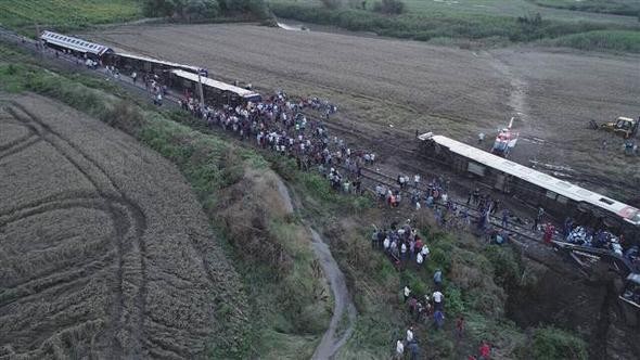 Çorlu'da tren vagonları devrildi... İlk görüntüler