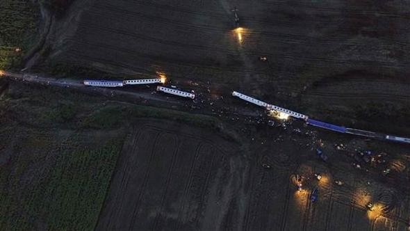 Çorlu'da tren vagonları devrildi... İlk görüntüler