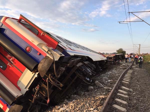 Çorlu'da tren vagonları devrildi... İlk görüntüler