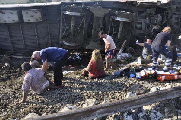 Çorlu'da tren vagonları devrildi... İlk görüntüler