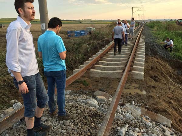 Çorlu'da tren vagonları devrildi... İlk görüntüler