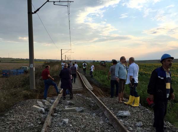 Çorlu'da tren vagonları devrildi... İlk görüntüler