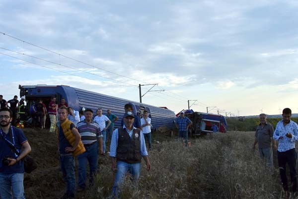 Çorlu'da tren vagonları devrildi... İlk görüntüler